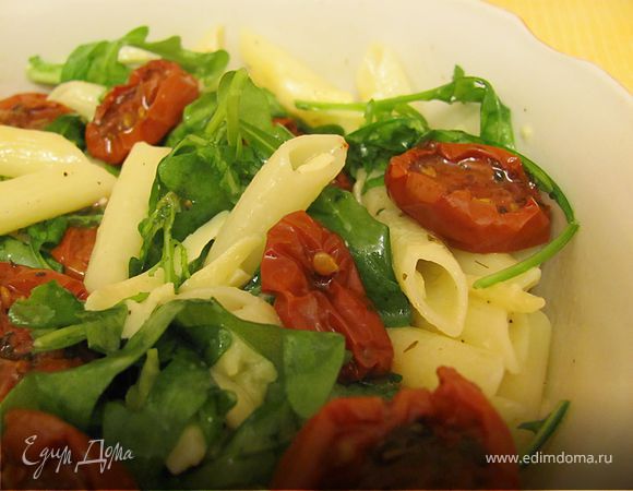 Теплый салат с макаронами и руколой