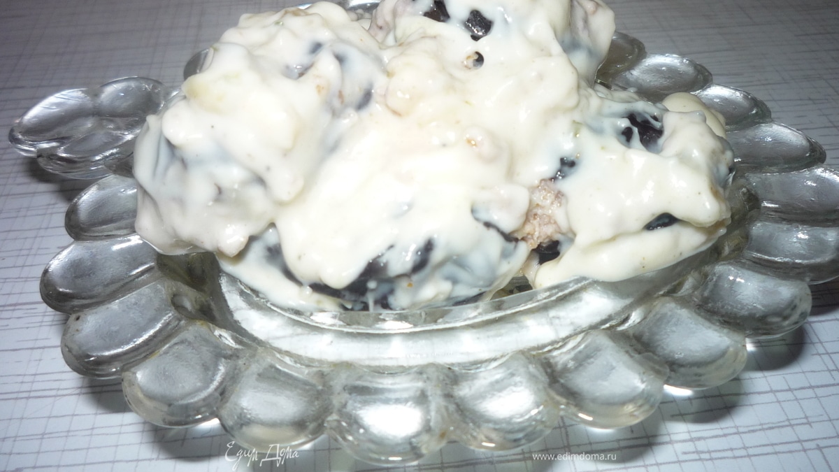 Чернослив с грецкими орехами в пряном соусе.