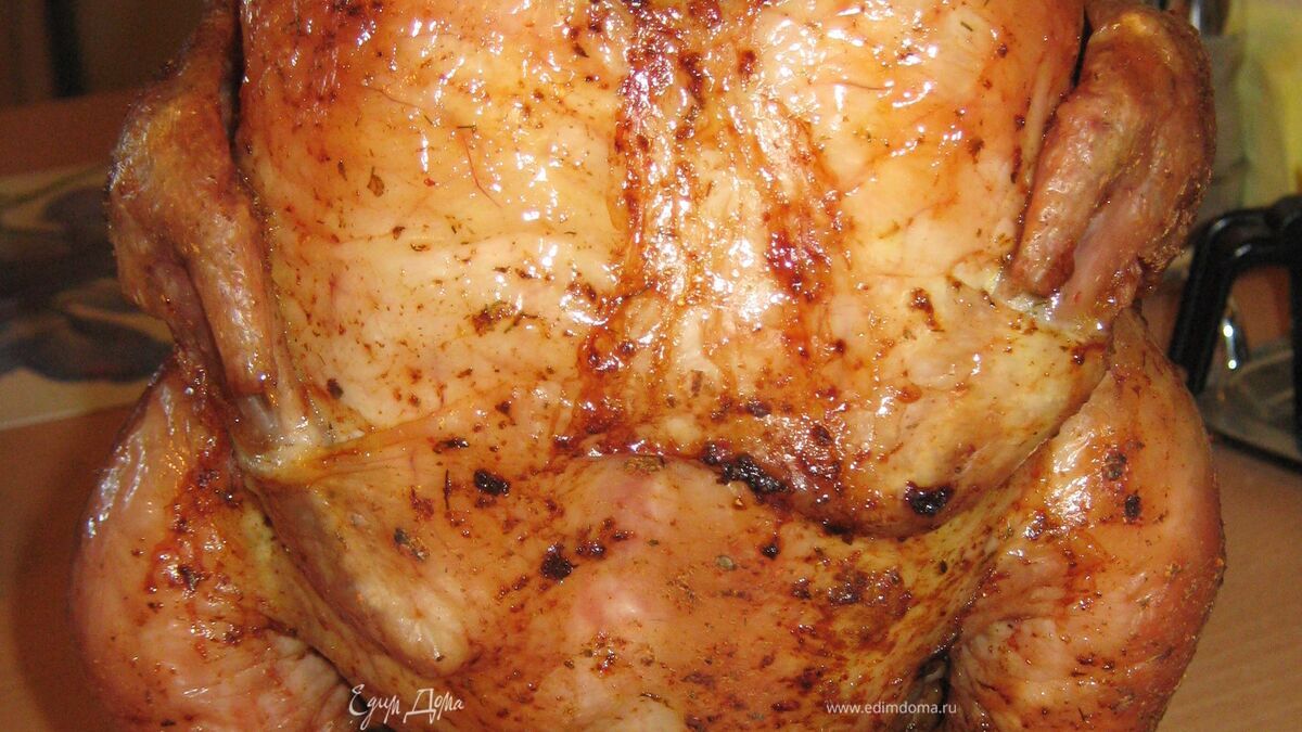 Курица на бутылке.