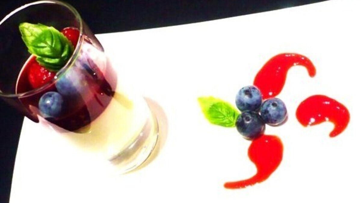 "Папагело" - базиликовая панна котта с малиновым желе