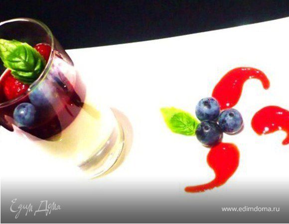 "Папагело" - базиликовая панна котта с малиновым желе "Папагело" - базиликовая панна котта с малиновым желе