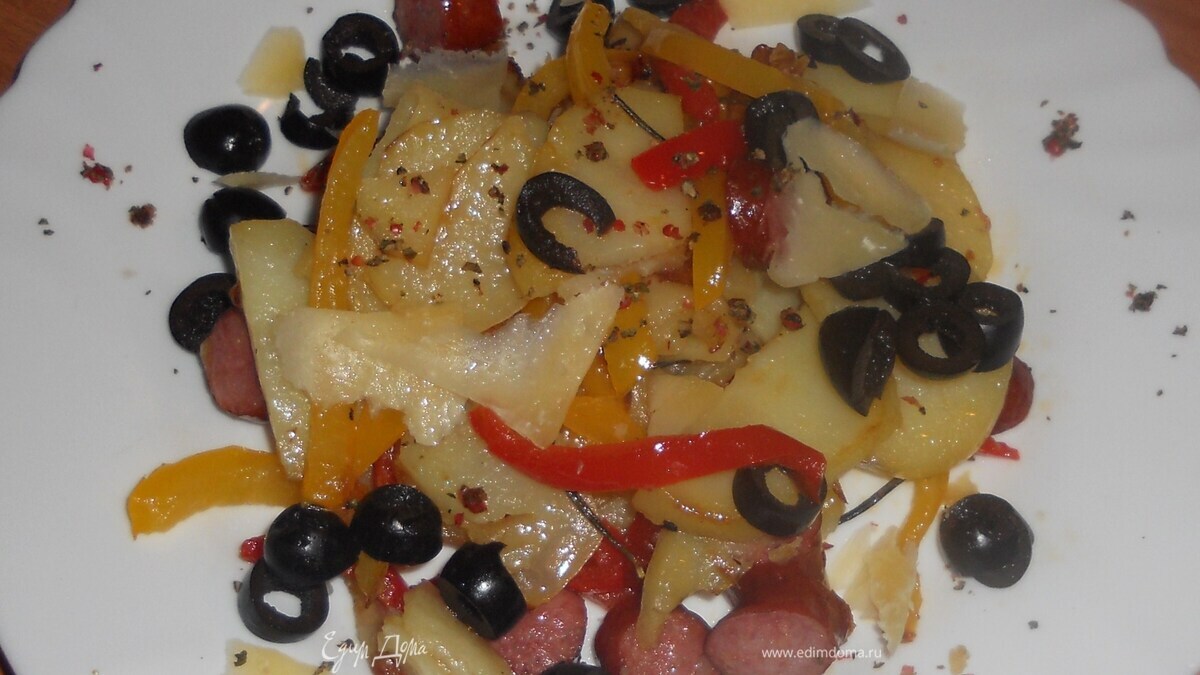 Теплый картофельный салат с перцем и охотничьими колбасками