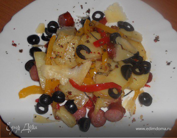 Теплый картофельный салат с перцем и охотничьими колбасками Теплый картофельный салат с перцем и охотничьими колбасками