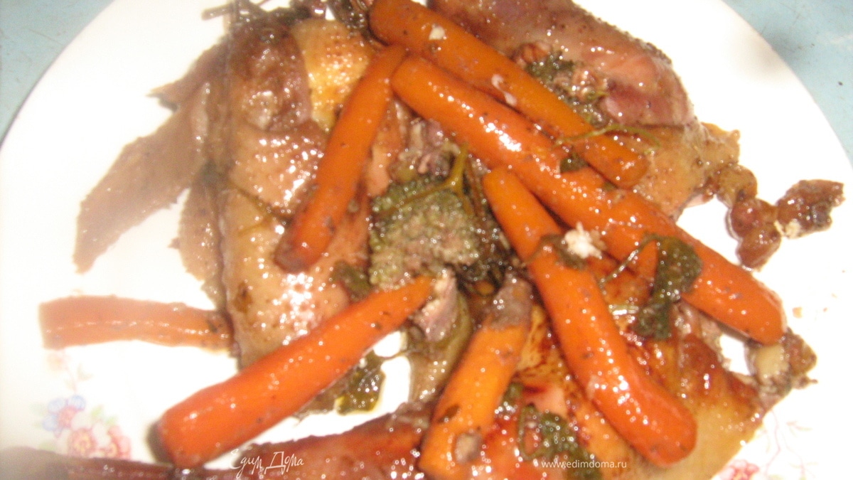 Курочка аппетитная  с овощами, изюмом и орехами