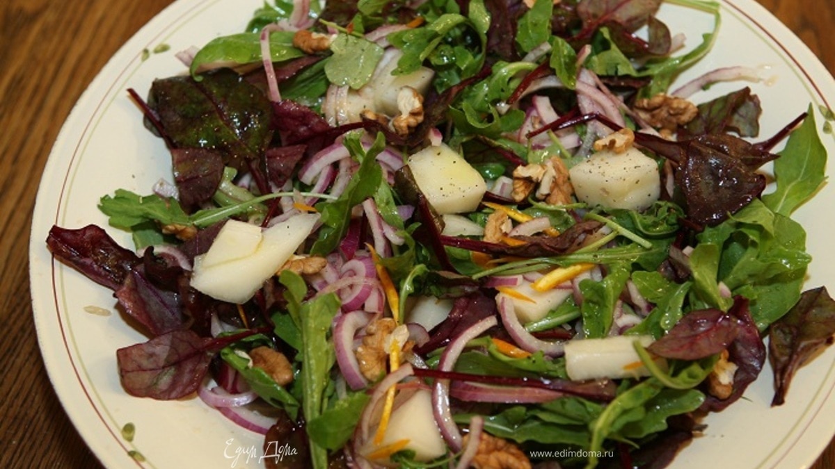 Салат с дыней, красным луком и грецкими орехами