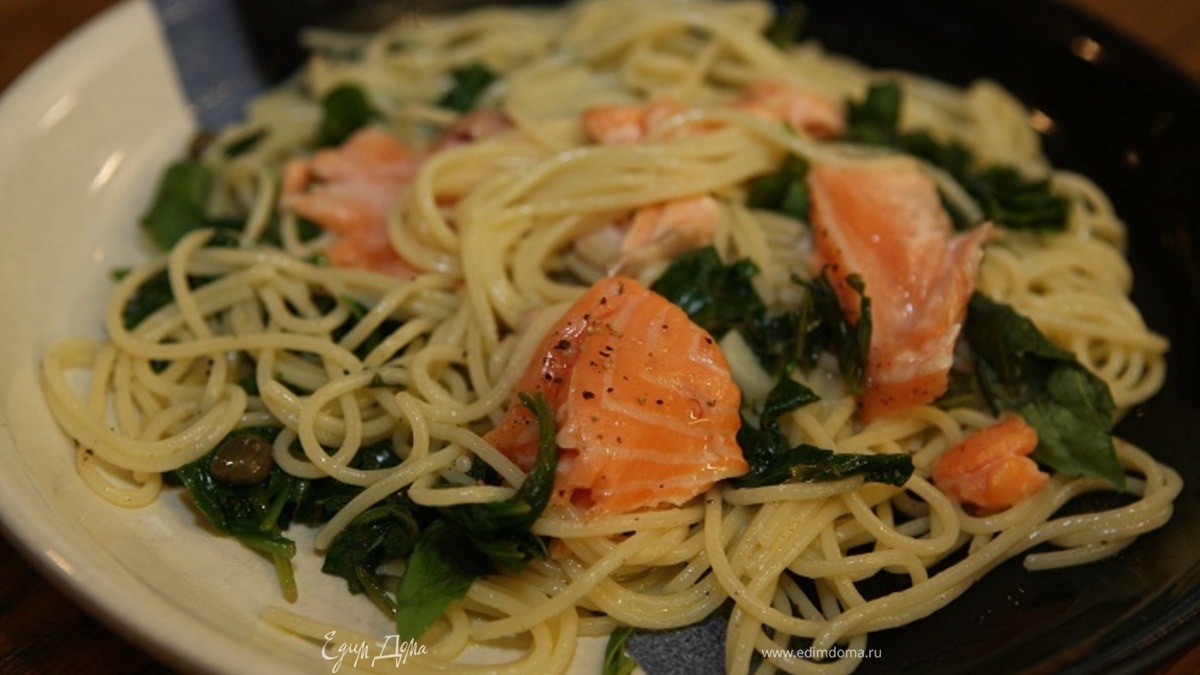Макароны с семгой, шпинатом, каперсами и базиликом