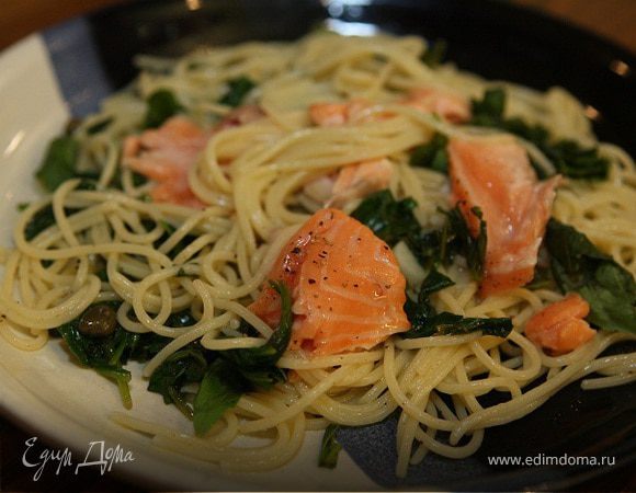 Макароны с семгой, шпинатом, каперсами и базиликом Макароны с семгой, шпинатом, каперсами и базиликом