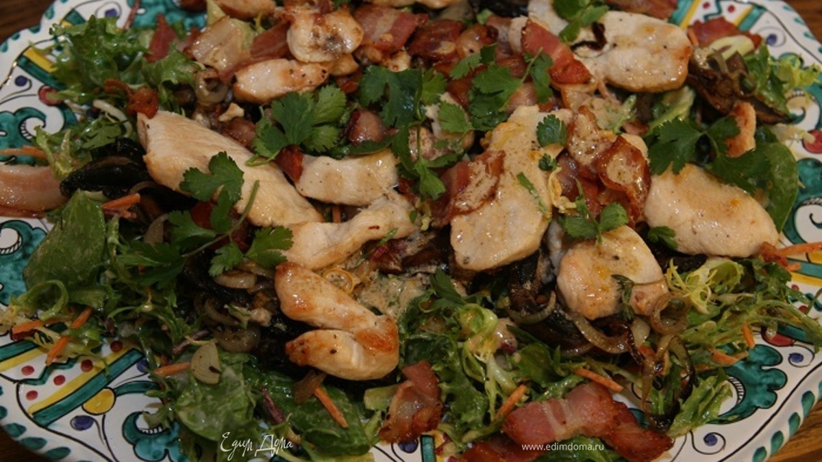 Теплый салат с курицей и грибами