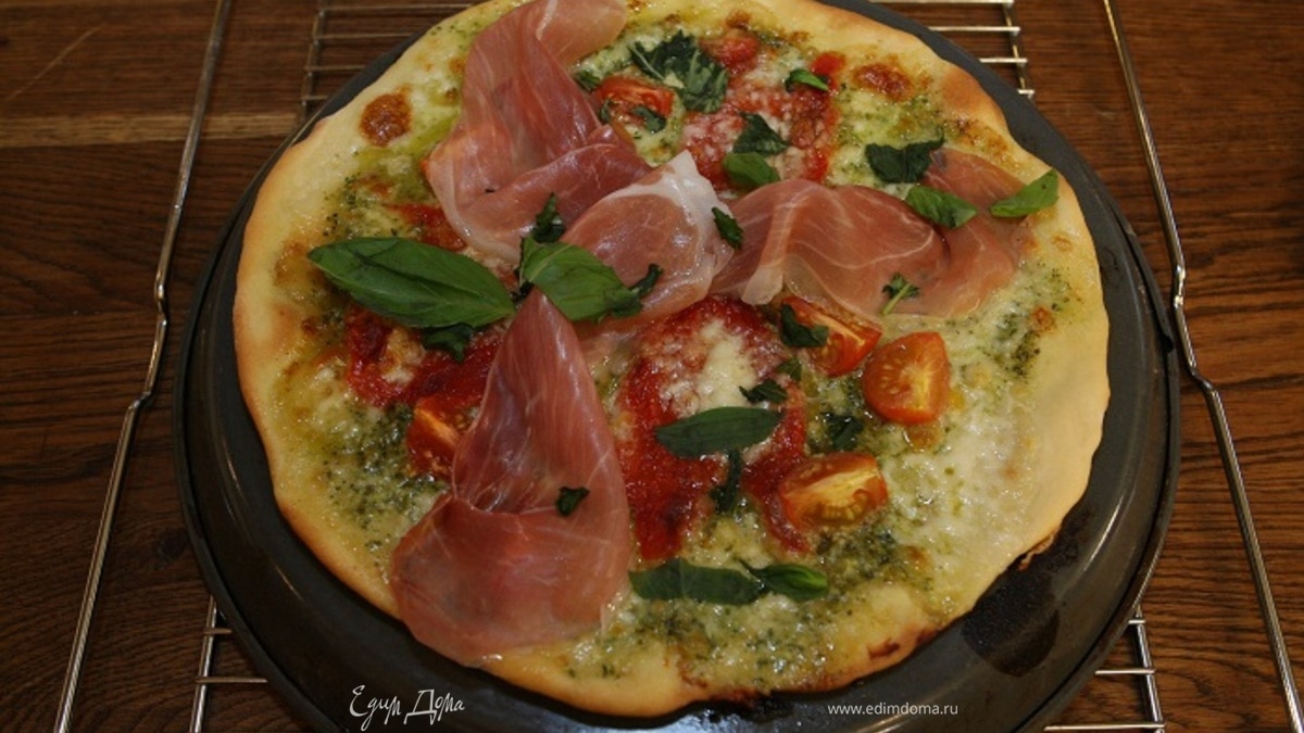 Хрустящая пицца с ветчиной, помидорами и перцем