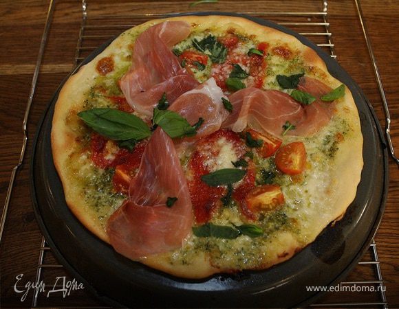 Хрустящая пицца с ветчиной, помидорами и перцем Хрустящая пицца с ветчиной, помидорами и перцем