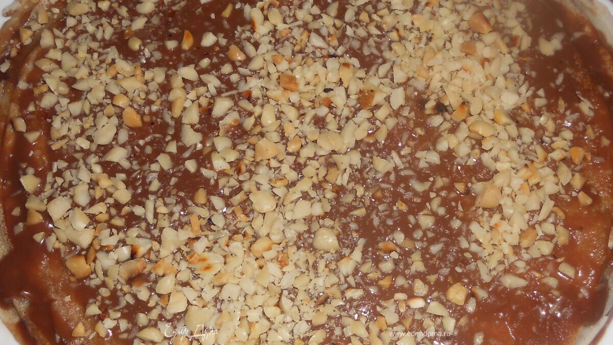 Блинный пирог с карамелью и арахисом