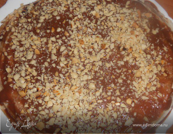 Блинный пирог с карамелью и арахисом
