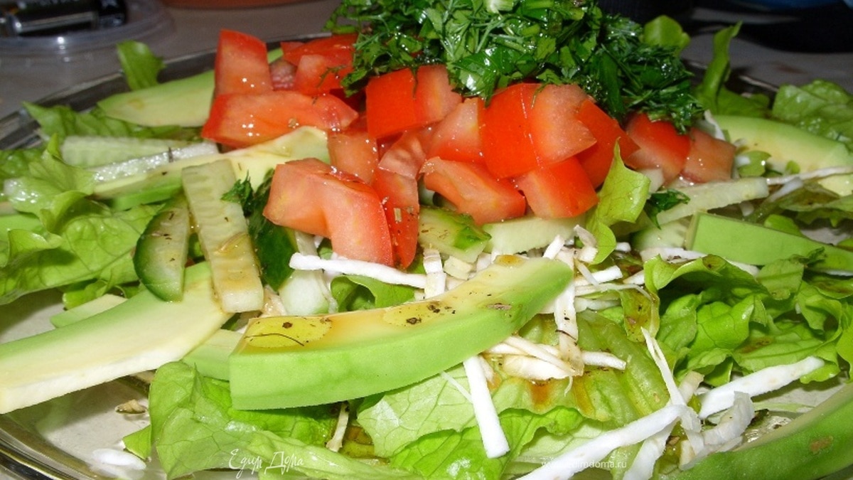 Овощной салат с авокадо и сельдереем