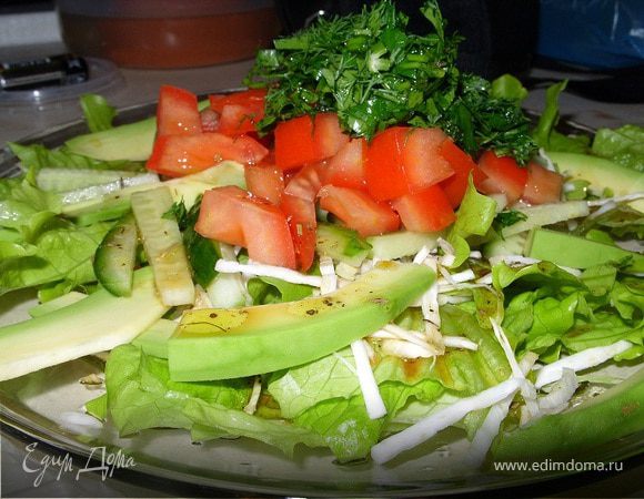 Овощной салат с авокадо и сельдереем Овощной салат с авокадо и сельдереем