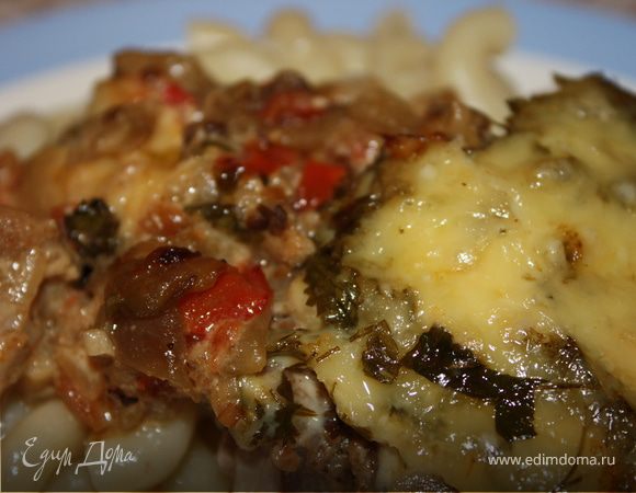 Куриные бедрышки с овощами в сметане под сыром