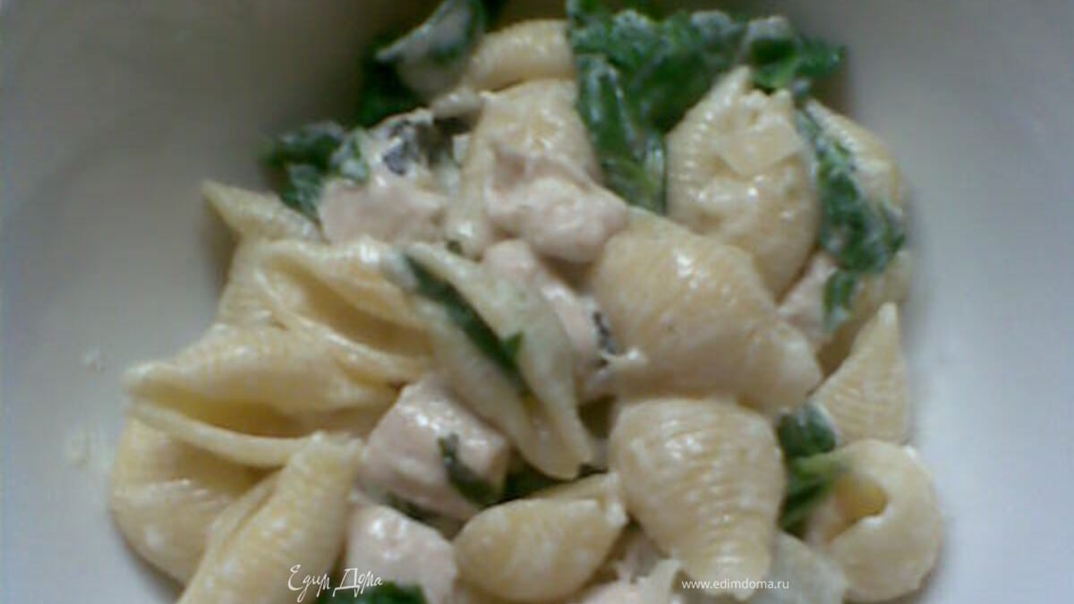 Паста с куриным филе и шпинатом в сливочно-винном соусе