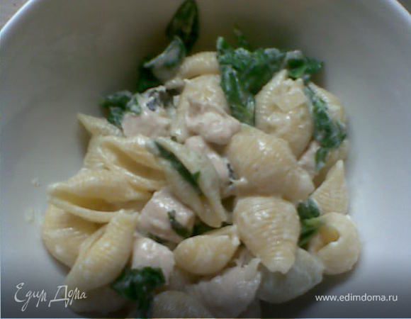 Паста с куриным филе и шпинатом в сливочно-винном соусе