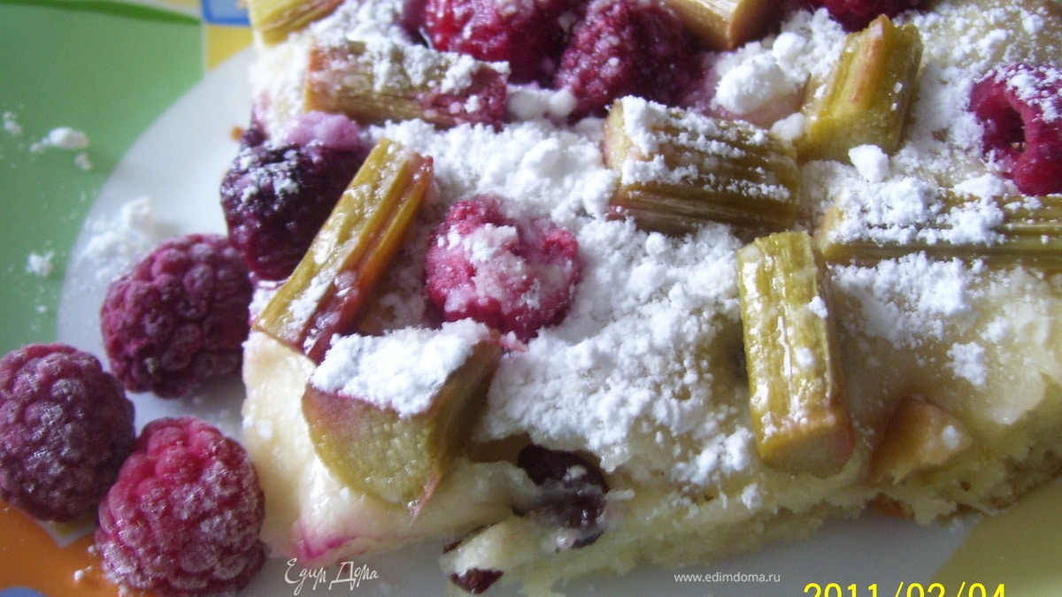 Сдобный пирог с ревенем и малиной