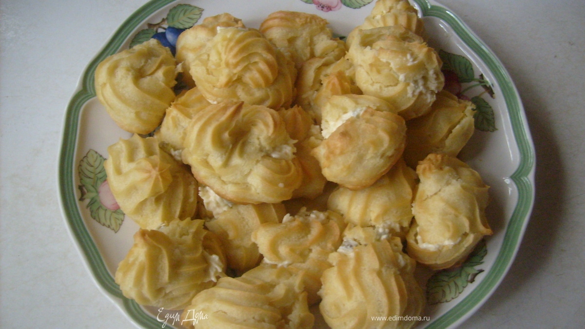 Профитроли со взбитыми сливками