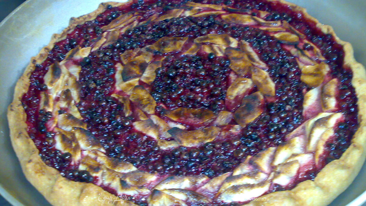 Яблочно-брусничный пирог с корицей