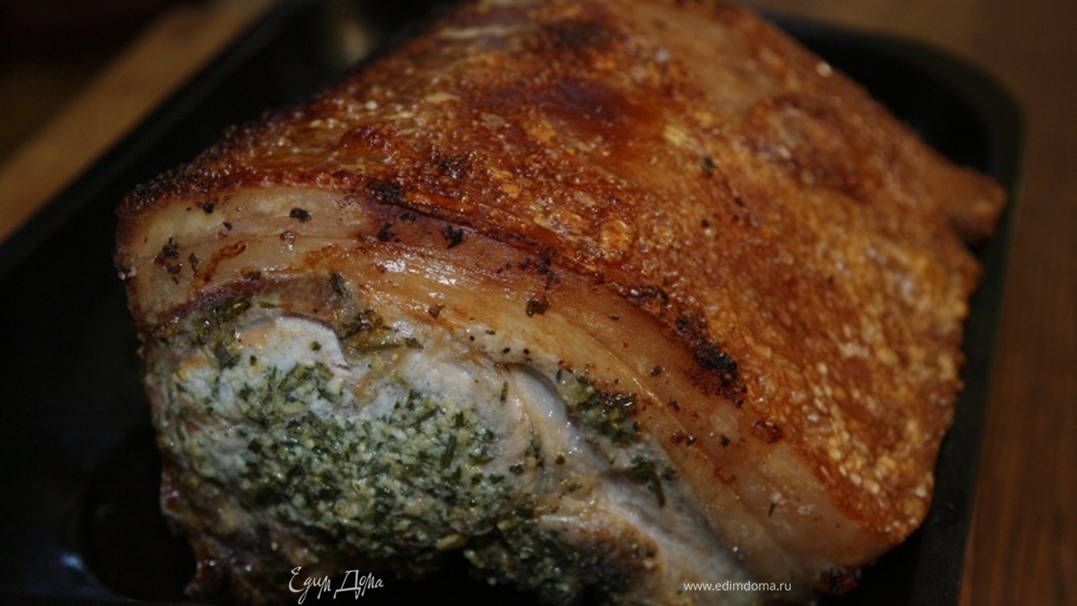 Запеченная свинина с чесноком и травами