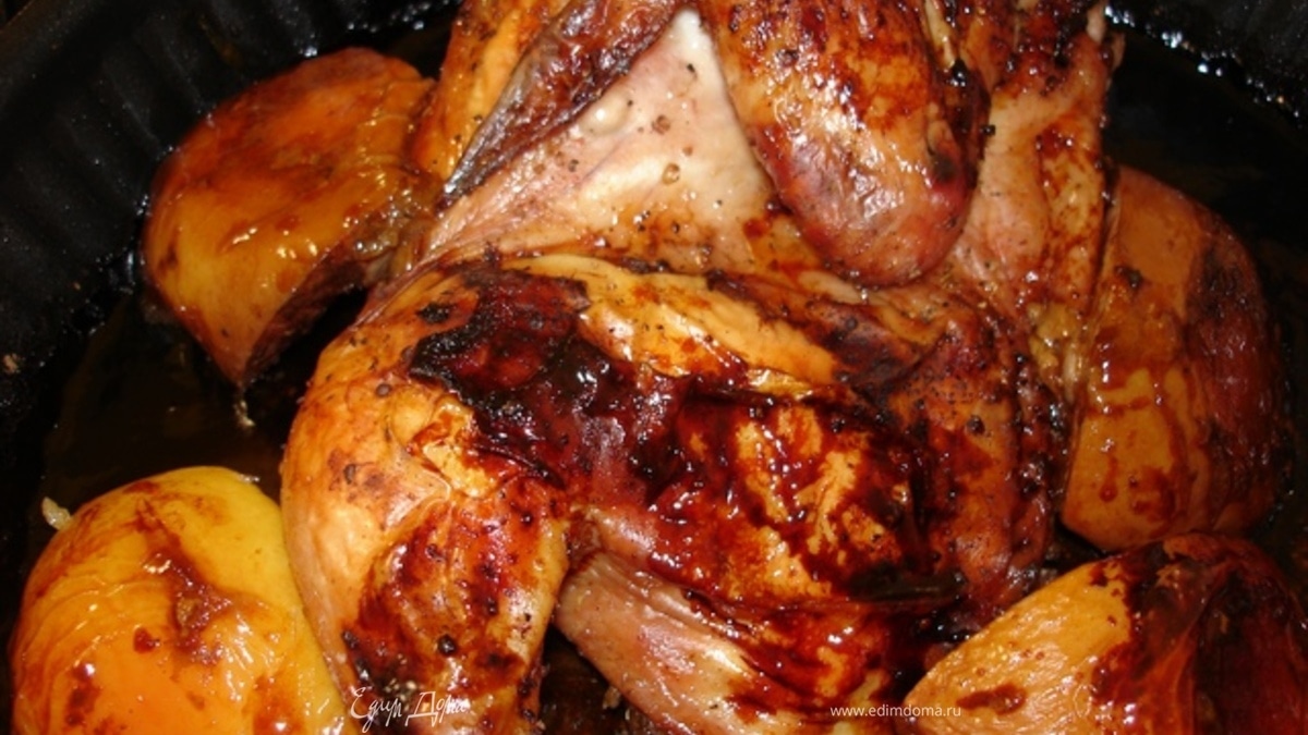 Пряная курица, запечёная с айвой