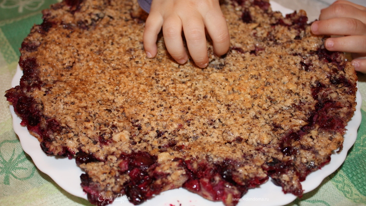 Нежный ореховый пирог с черной смородиной