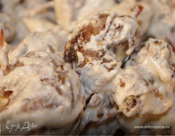 Мясные рулеты с черносливом и грецкими орехами в сметане