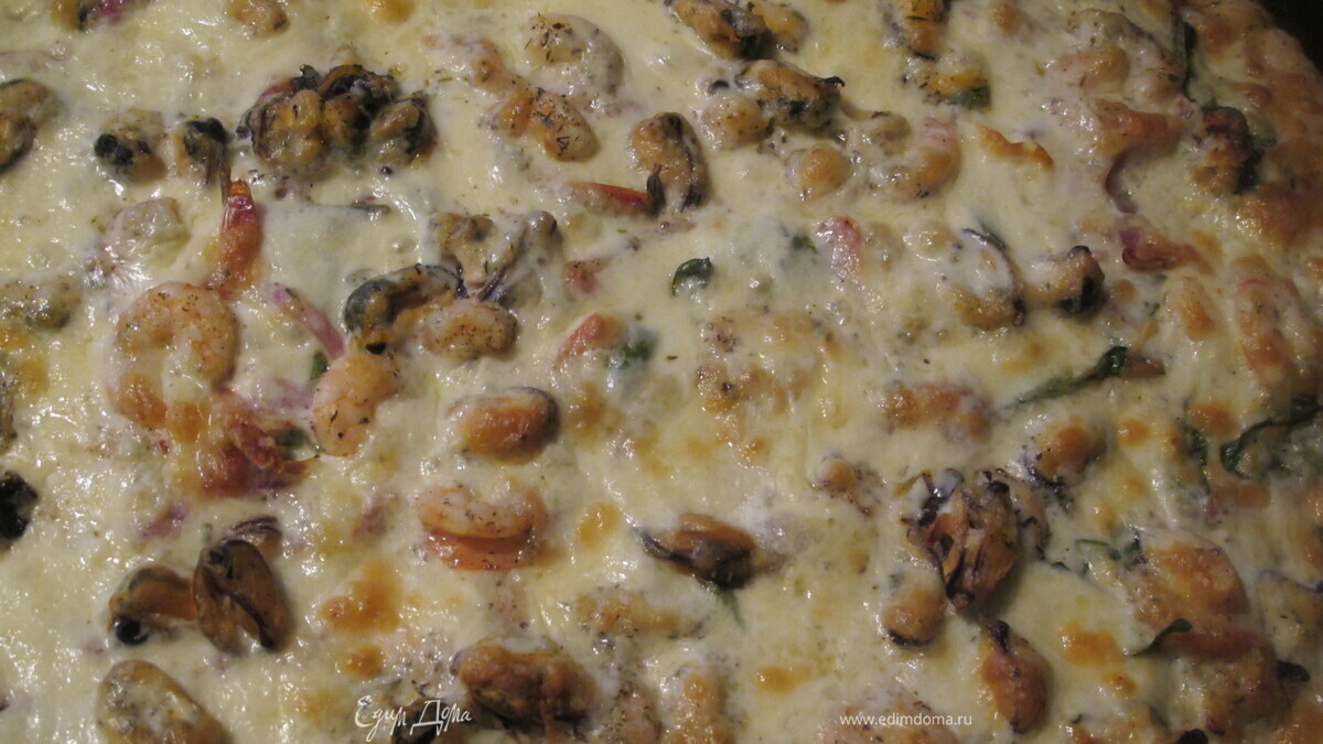 Пицца со шпинатом, креветками и мидиями