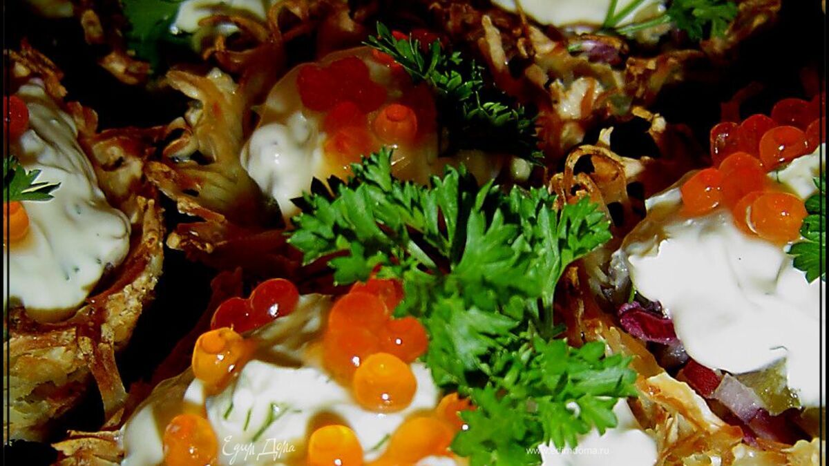 Тарталетки картофельные с селедкой и икрой