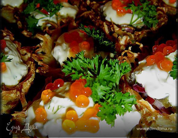 Тарталетки картофельные с селедкой и икрой
