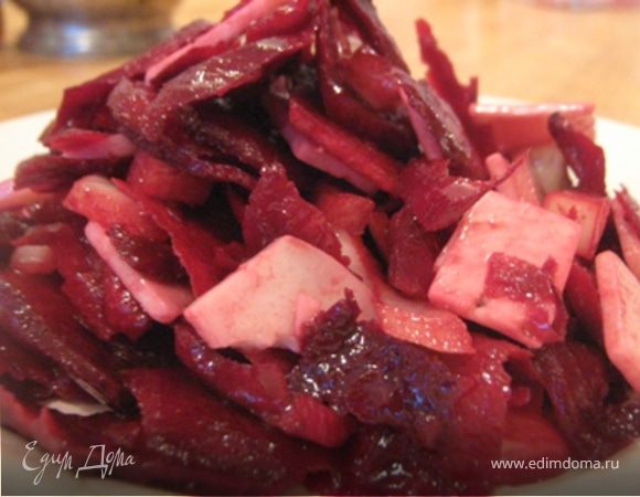 Пунцовый салат с козьим сыром