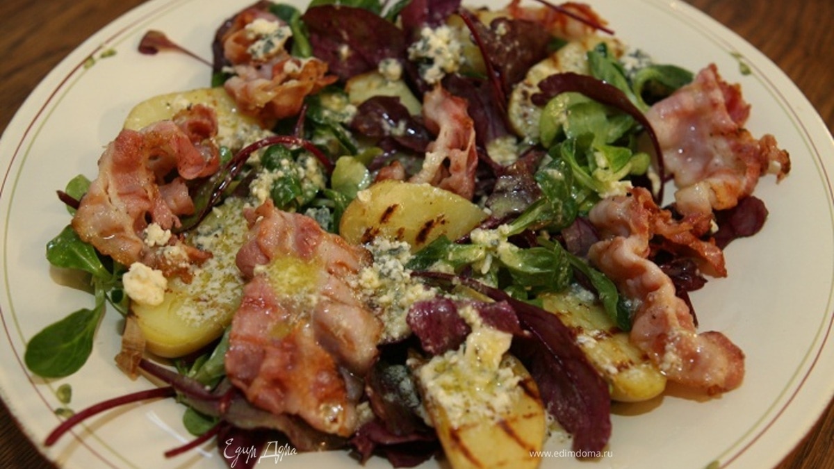 Теплый салат с картофелем и беконом