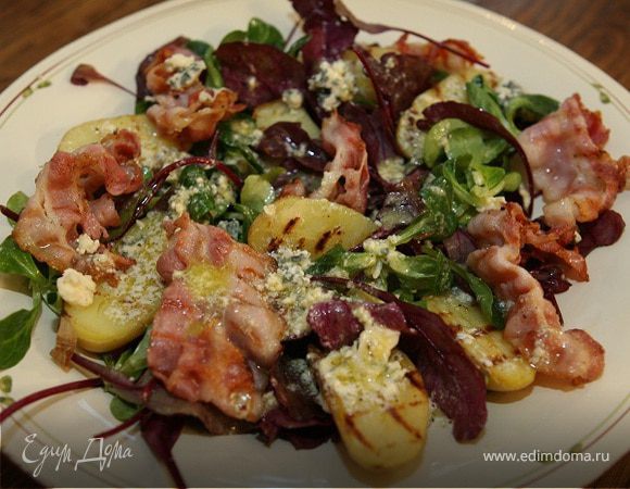 Теплый салат с картофелем и беконом