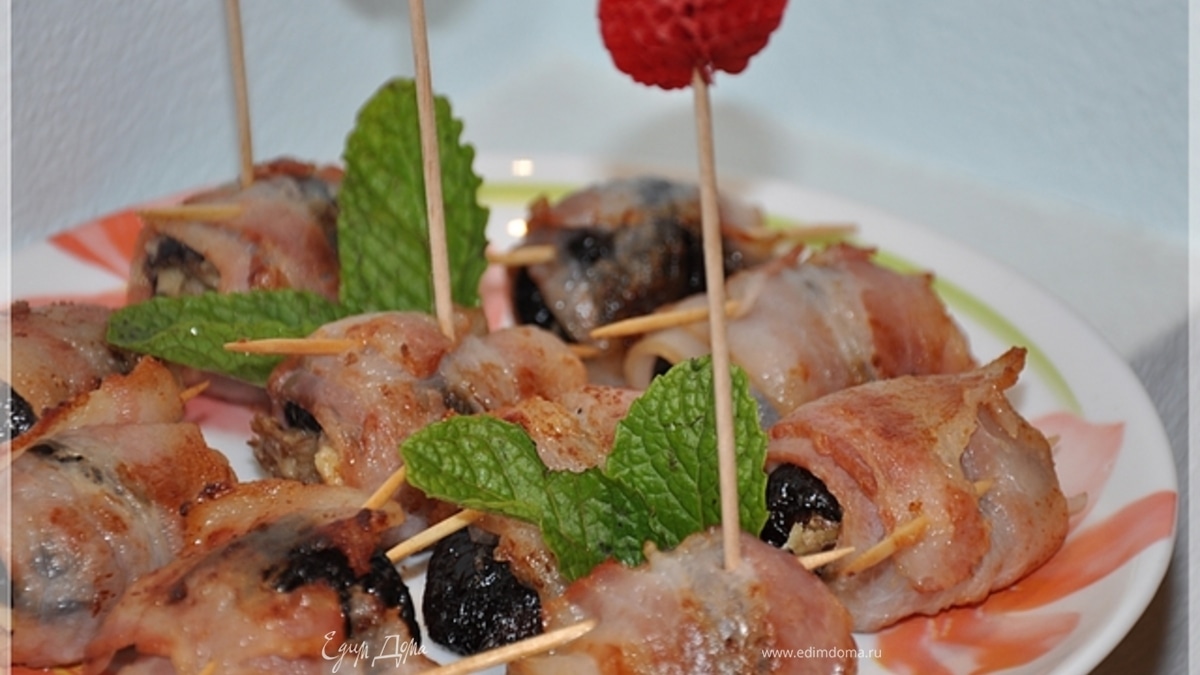 Чернослив в беконе