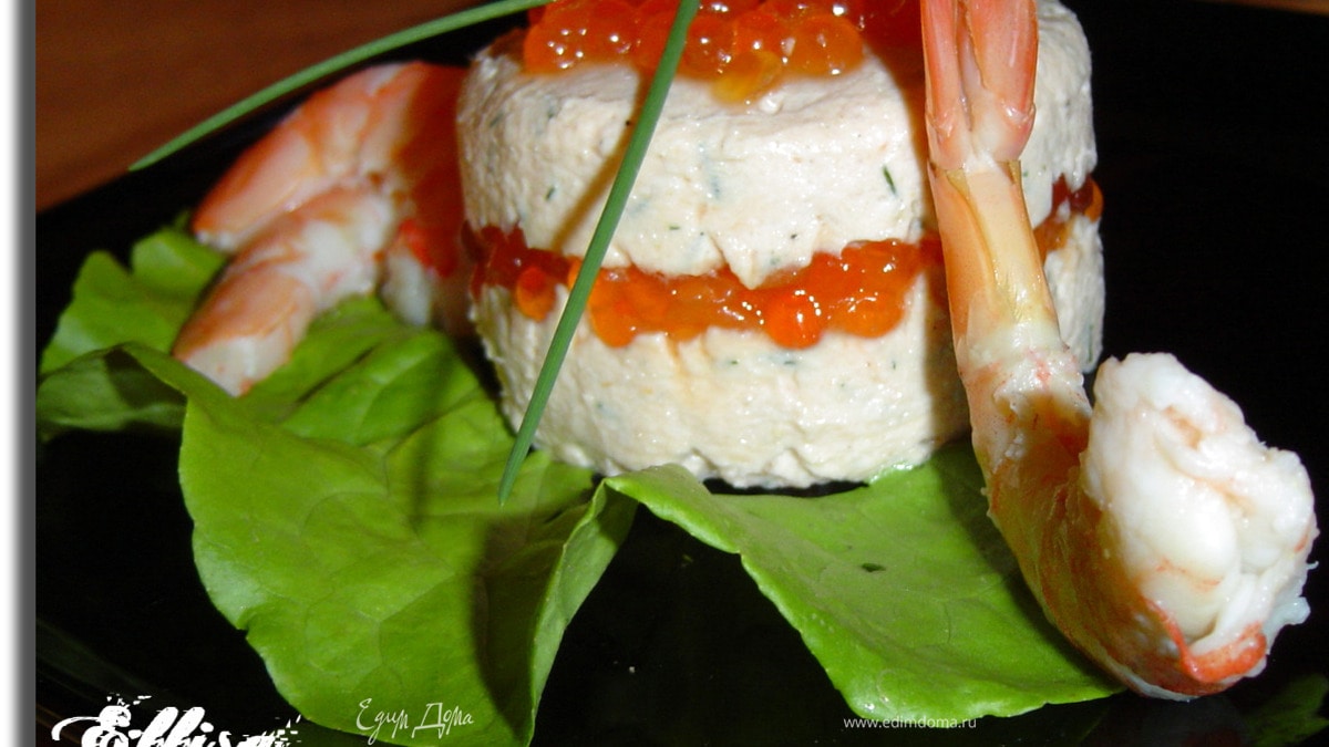 Тимбаль из красной рыбы с икрой,креветками и сливочным сыром