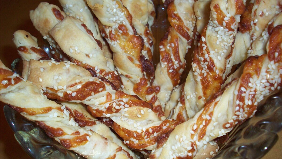 Хрустящие палочки с сыром и кунжутом