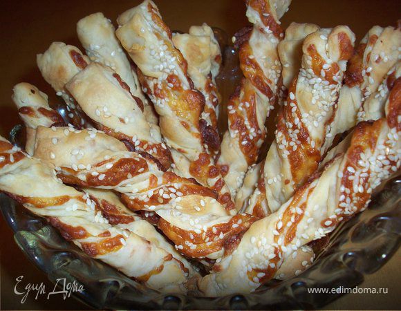 Хрустящие палочки с сыром и кунжутом