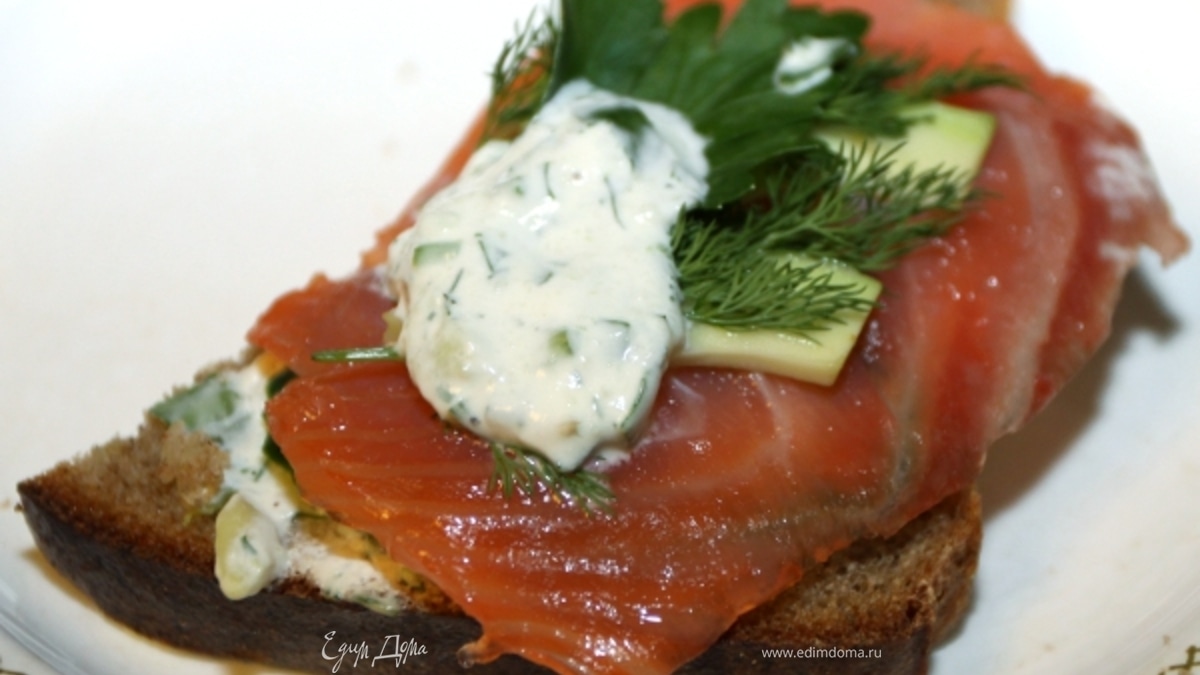 Бутерброд с красной рыбой и авокадо