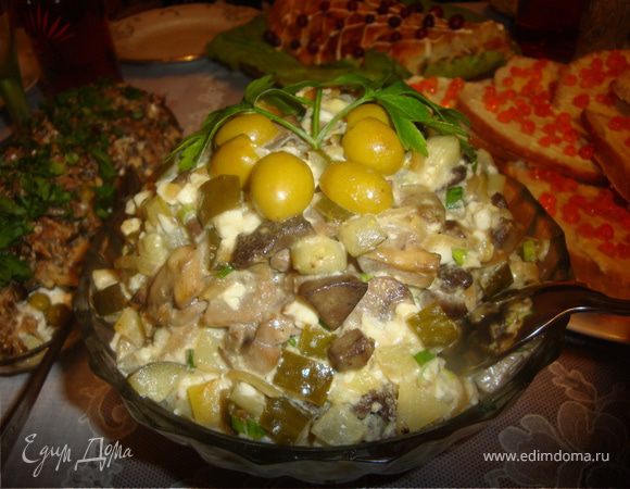 Салат с сушеными лесными грибами