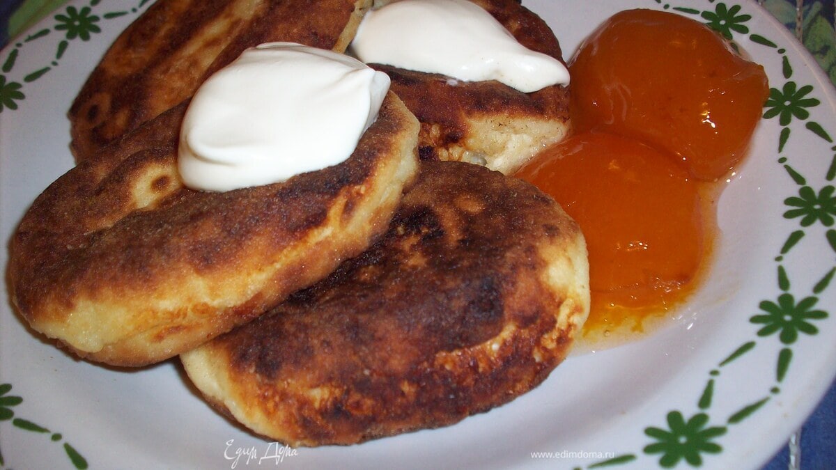 Сырники классические с персиковым вареньем