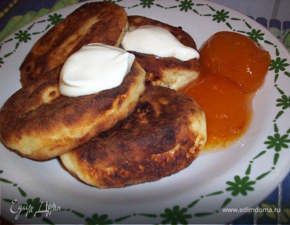 Сырники классические с персиковым вареньем Сырники классические с персиковым вареньем