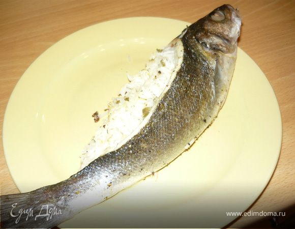 Сибас, фаршированный рисом с каперсами и лимонной цедрой Сибас, фаршированный рисом с каперсами и лимонной цедрой