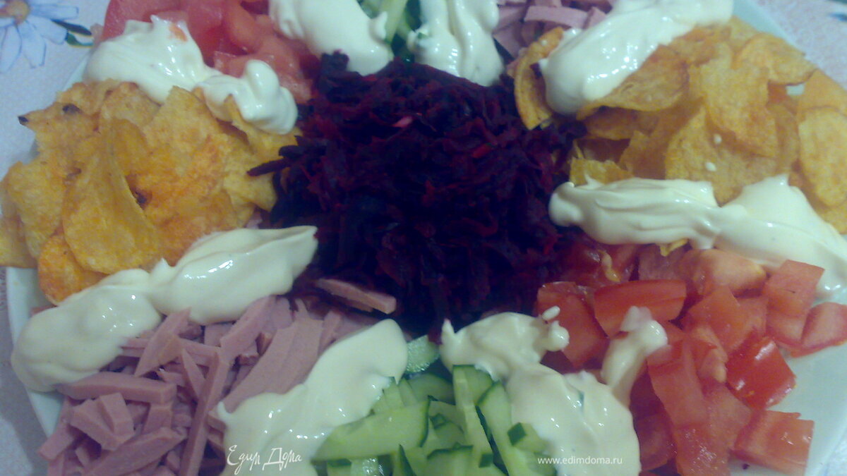 Салат с овощами, ветчиной и чипсами