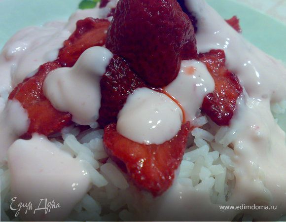 Десертный салат с рисом и клубникой