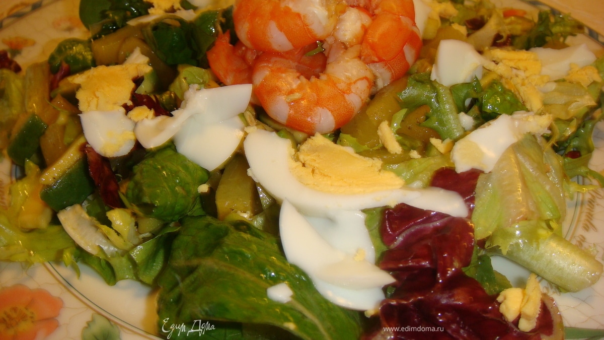 Салат с креветками, авокадо и абрикосами