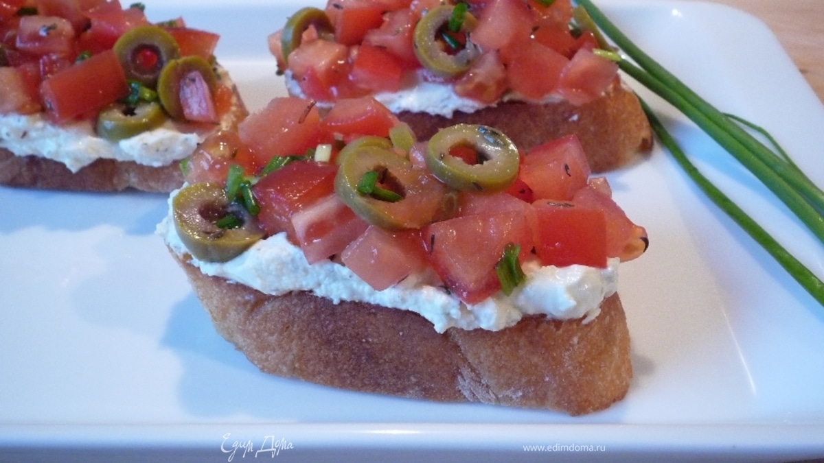 Кростини со сливочным сыром и помидорами