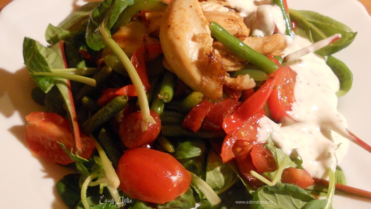 Теплый овощной салат с куриным филе и пикантными колбасками