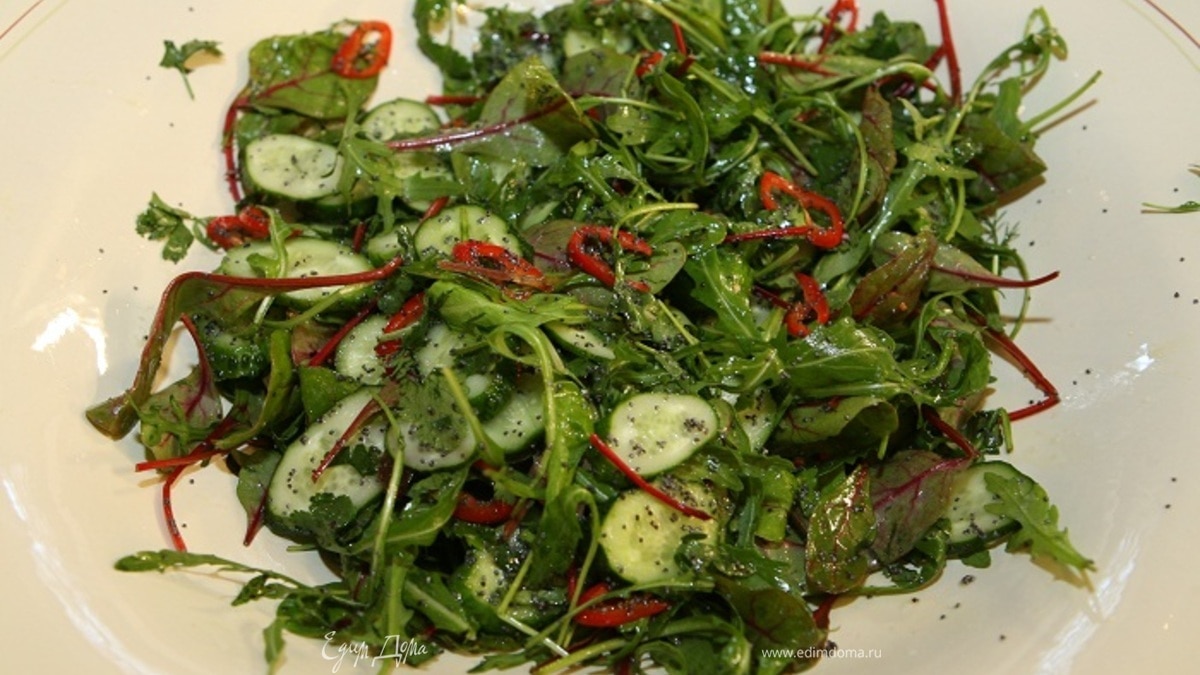 Салат с огурцами, чили и маком