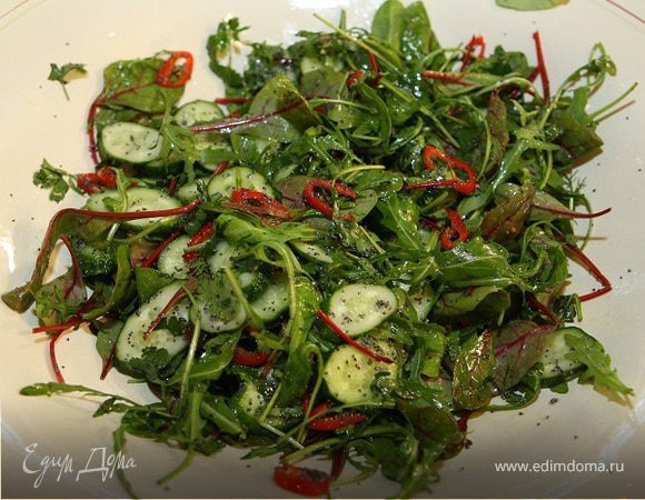 Салат с огурцами, чили и маком